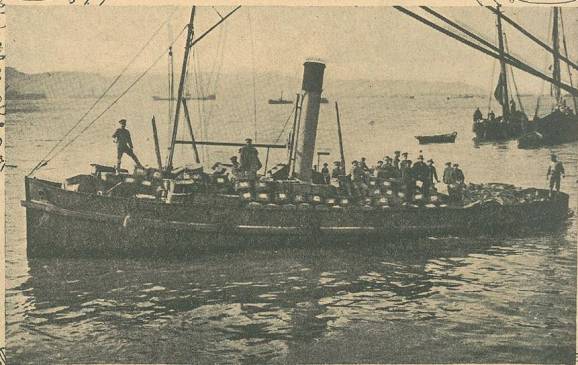 O rebocador Formosa transportando pãe e carne para bordo dos navios.