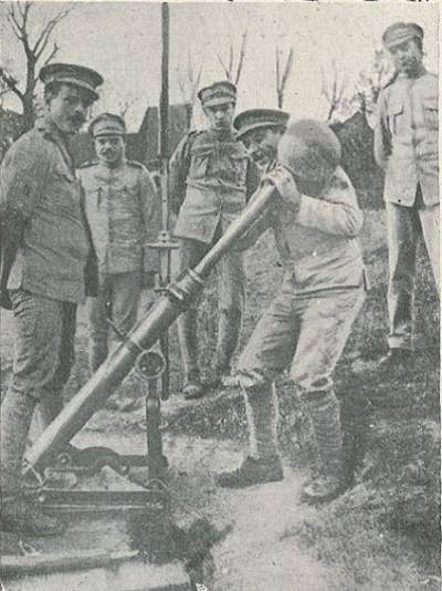 O dia-a-dia da trincheira incluía a preparação das armas. Nesta imagem soldados demonstram como preparam um tiro de morteiro. Ilustração Portuguesa, série II, nº. 637, Lisboa, 6 de Maio de 1918, p. 344.