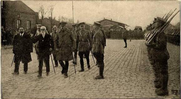 O Presidente da República Portuguesa, junto com o Marechal Douglas Haig, passam revista à guarda de honra junto do Quartel General Inglês.