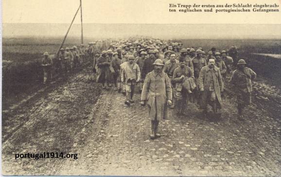 Postal alemão com fotografia de prisioneiros de guerra, depois da batalha de 9 de Abril de 1918