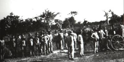 Campo de Instrução de metralhadoras maxim de calibre 6,5mm montada sobre um carreto de rodas na frente em Angola 1914-1915