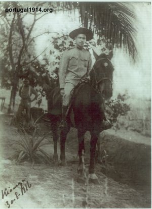 Alferes Eduardo Augusto Sousa Dias a cavalo, em Quionga