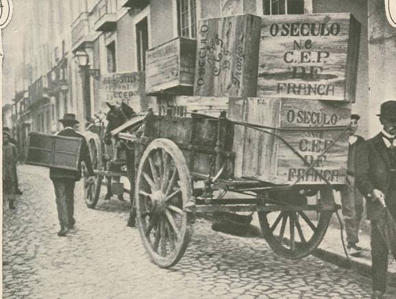 Um carro cheio de agasalhos, embalados e prontos para seguirem para França. Ilustração Portugueza, série II, nº. 625, Lisboa, 11 de Fevereiro de 1918, p. 108