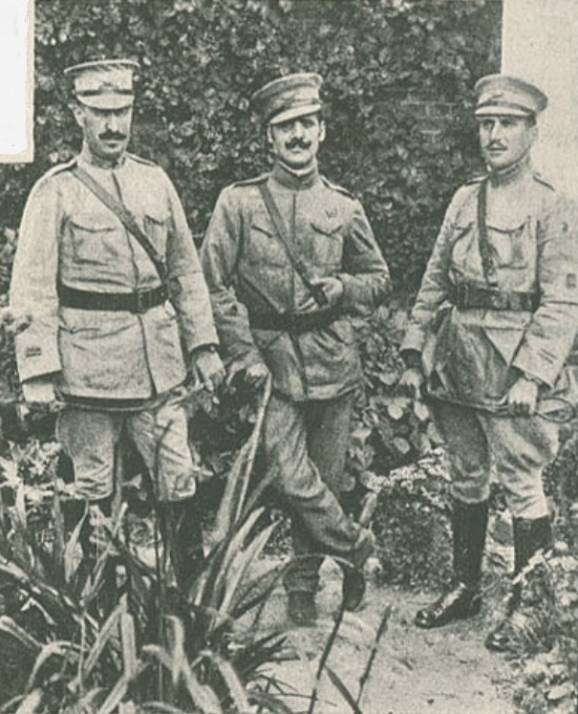 Fotografia de três elementos da «Brigada do Minho», presente na Ilustração Portuguesa. À esquerda o capitão Luiz Gonzaga, tio-avô de Carlos Ribeiro