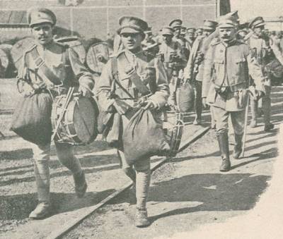 Soldados de Infantaria 14 marchando liderados pelo Tenente António Rodrigues Marques, antigo combatente em Naulila.